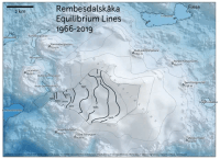 A topographical map showing the Rembesdalskåka outlet glacier of Hardangerjøkulen ice cap in Norway. Elevation is depicted by gray contours and a colour ramp from dark blue (low) to white (high). Within Hardangerjøkulen, a dashed line denotes the extent of Rembesdalskåka. Across which are several black lines, each one with a year label (from lowest elevation to highest: 1989, 1993, 2000, 1973, 2017, 1991, 1985, 2019, 1966). Around the edge of the ice cap several mountain peaks are labelled. A scale bar in the top right indicates that the whole map is ~20 km across. Several lakes are shown in a dark blue. The title / legend in the bottom left reads: 'Rembesdalskåka Equilibrium Line'. Credits along the bottom read: 'by:tlohde / Copernicus Global DEM (ESA) / Raup et al., (2007) The GLIMS Geospatial Glacier Database / Fluctuations of Glaciers Database, World Glacier Monitoring Service / OpenStreetMap contributors'